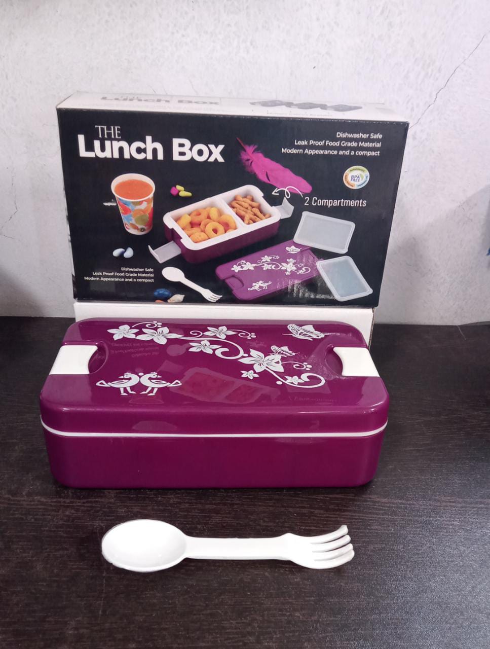 Compact lunch box with lid Compact lunch box with lid